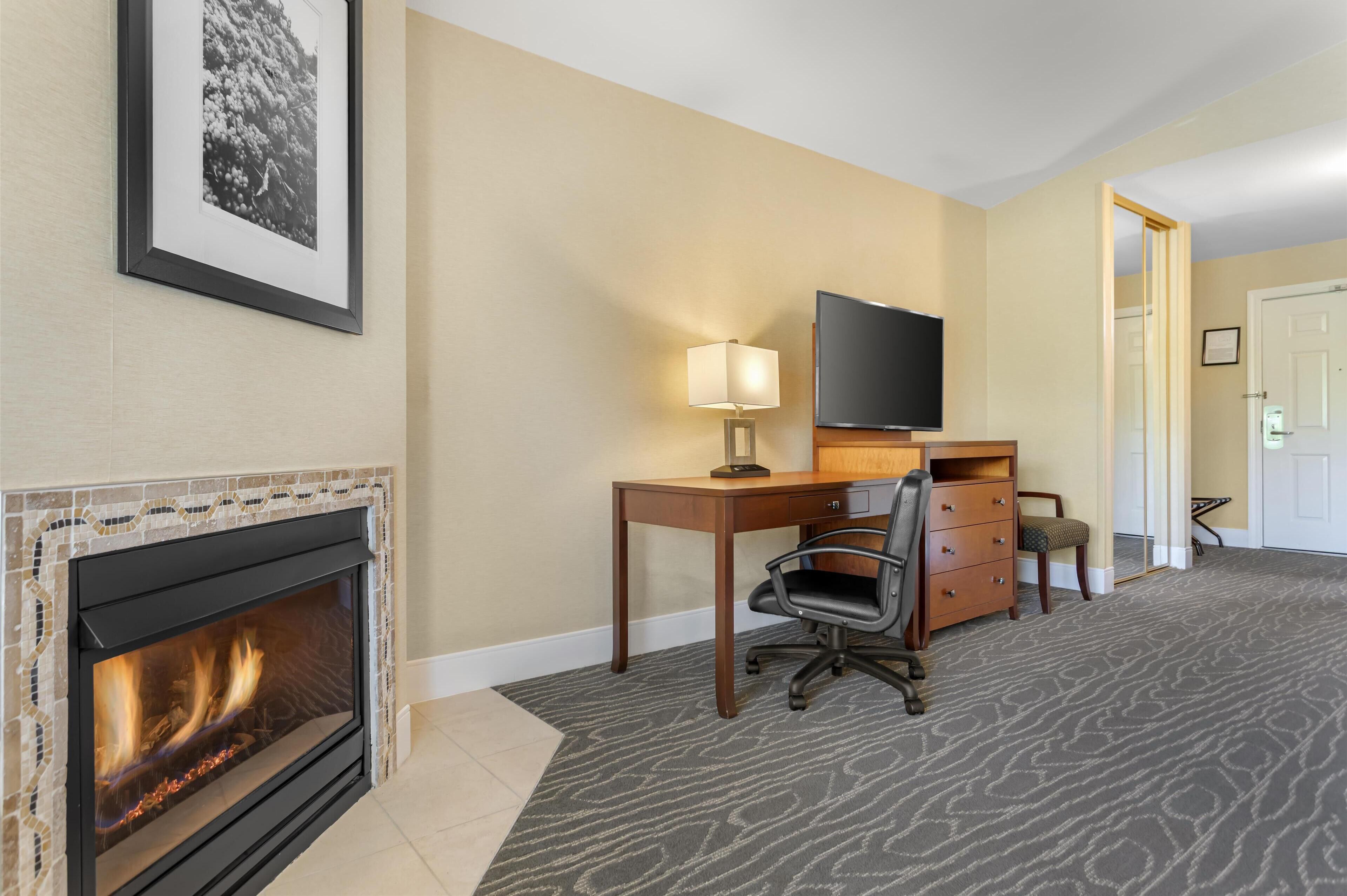 suite, 1 king bed, non smoking, fireplace (2nd floor) | 1 bedroom, hypo-allergenic bedding, desk, laptop workspace