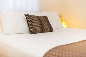 Habitación familiar | Caja fuerte, cortinas opacas, tabla de planchar con plancha