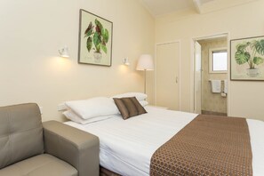 Queen Room | In-room safe, blackout curtains, iron/ironing board, free WiFi - Club Motel (Wagga Wagga)