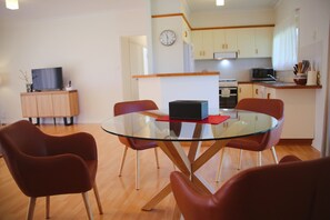 Deluxe Villa | Living area | TV - Club Motel (Wagga Wagga)