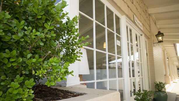 A building with a white facade, large windows, and a covered walkway. - Club Motel (Wagga Wagga)