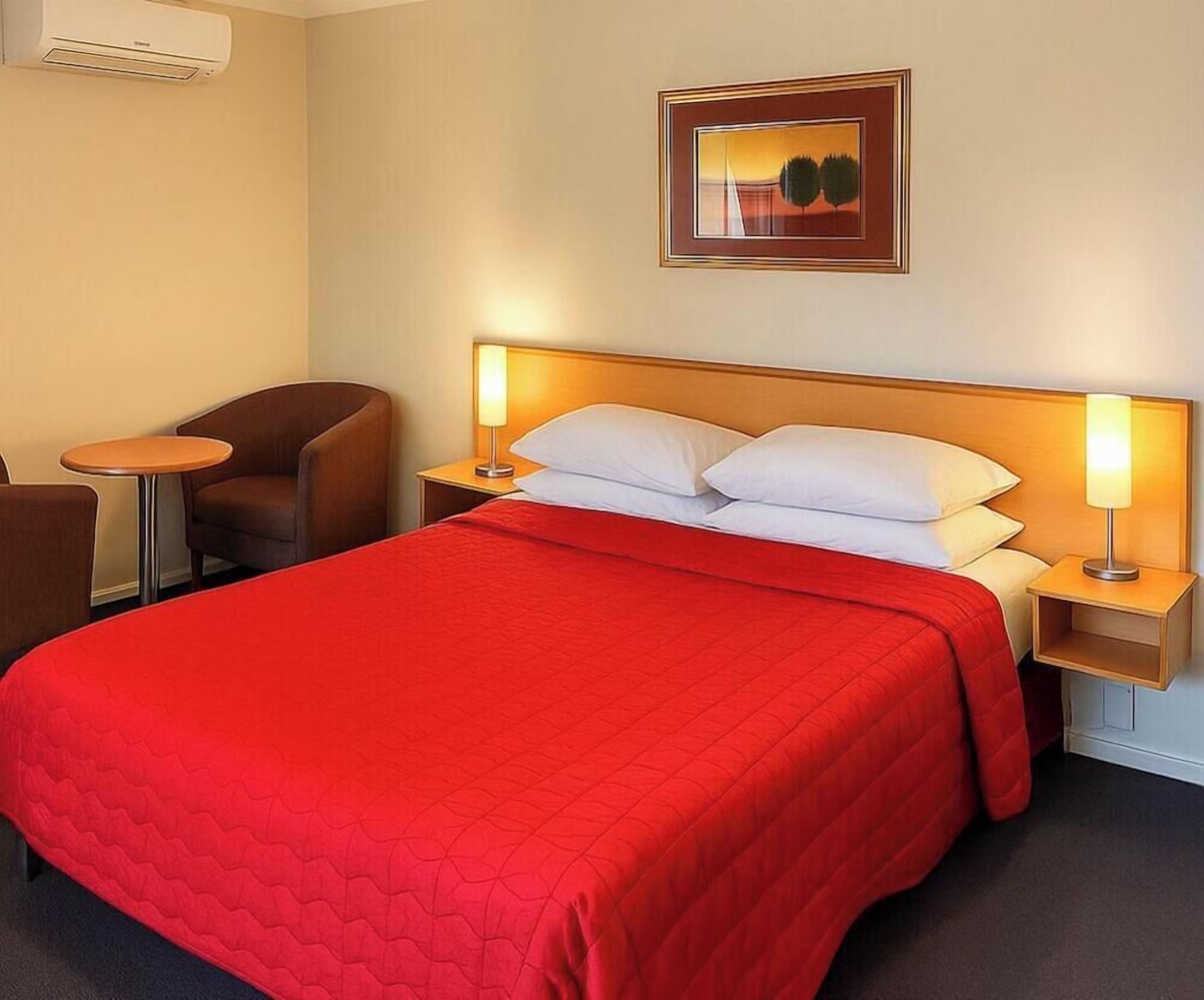 Desk, soundproofing, iron/ironing board, free WiFi