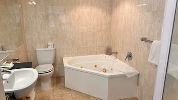 Badewanne und Dusche (separat), Whirlpool, Regendusche, Haartrockner