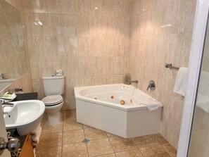 Separate bathtub and shower, jetted bath, rainfall showerhead - Harbour City Motor Inn (Tauranga)