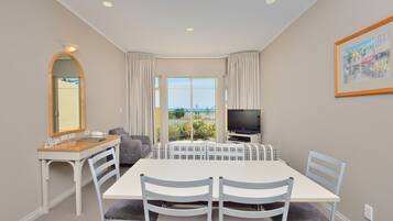 Suite, 2 slaapkamers | Kameruitzicht