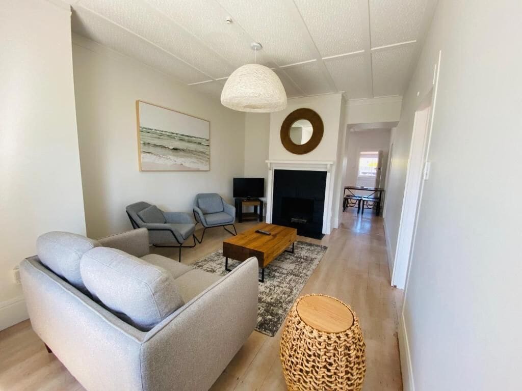 Villa familiar, no fumadores, vistas al mar | Sala de estar | Una televisión de pantalla plana, un reproductor de DVD