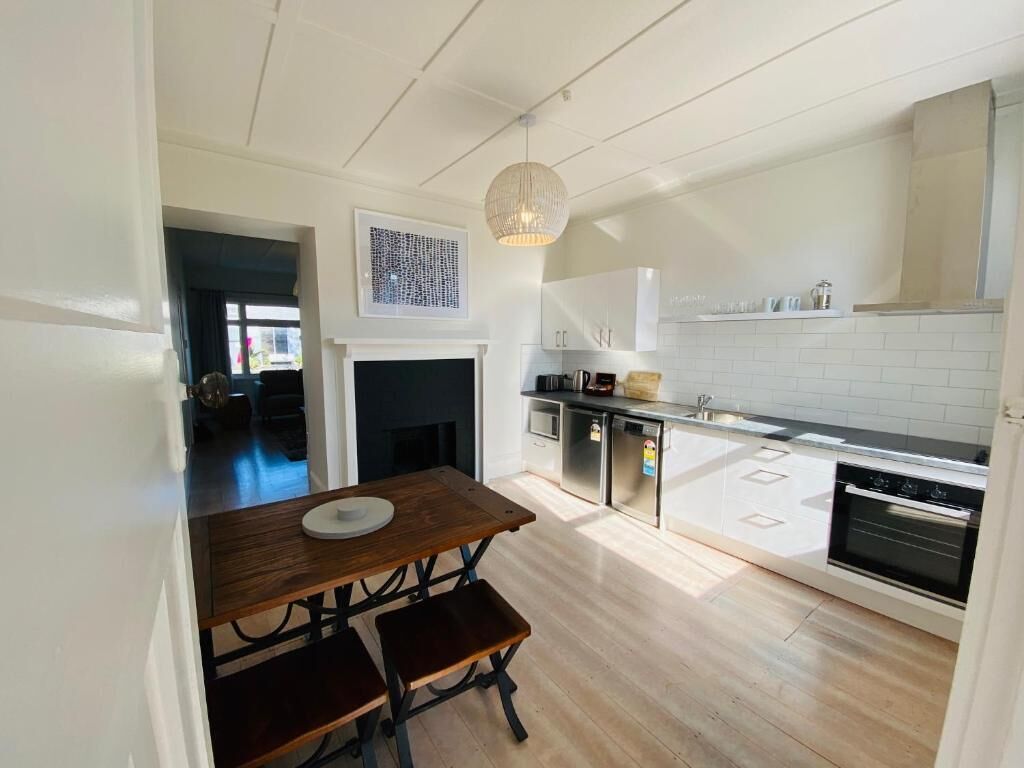 Villa familiar, para no fumadores, vista al mar | Cocina privada | Refrigerador, microondas, parrilla de estufa y cafetera y tetera 