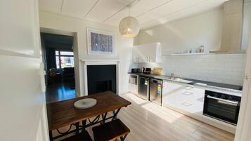 Villa familiar, para no fumadores, vista al mar | Cocina privada | Refrigerador, microondas, parrilla de estufa y cafetera y tetera