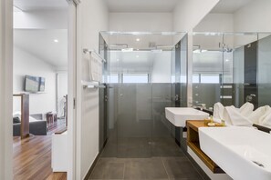 Ocean View Studio | Bathroom | Shower, free toiletries, hair dryer, towels - Seafarers Getaway (Apollo Bay)