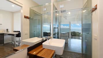 Apartment, 2 Schlafzimmer, Strandblick | Badezimmer | Dusche, kostenlose Toilettenartikel, Haartrockner, Handtücher