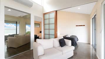 Departamento, 2 habitaciones, vista a la playa | Área de sala de estar | Televisión