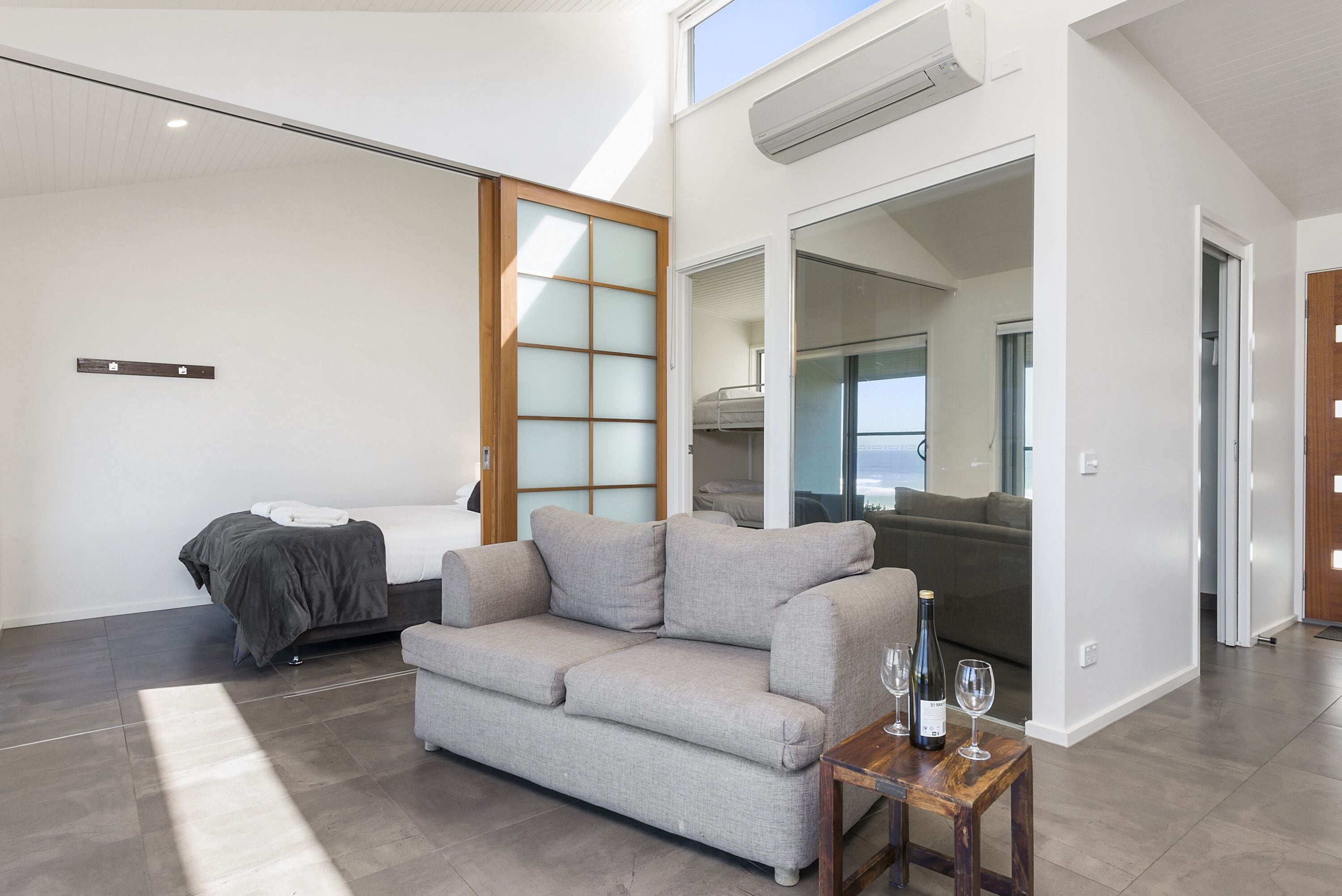 Apartment, 2 Schlafzimmer, Strandblick | Wohnzimmer | Fernseher