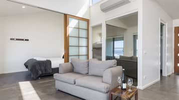 Apartment, 2 Schlafzimmer, Strandblick | Wohnzimmer | Fernseher