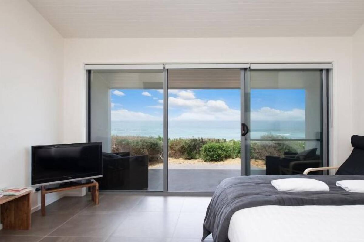 Cribs (surcharge), WiFi (free), bed sheets