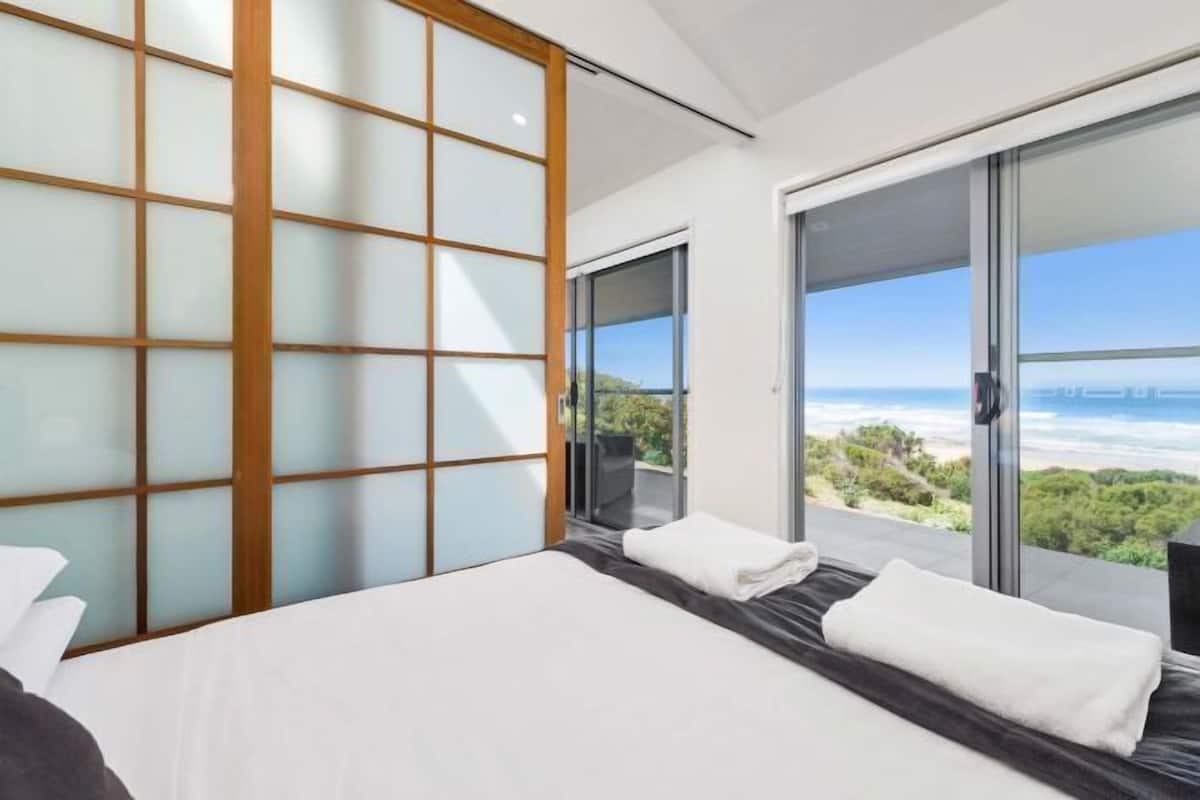 Cribs (surcharge), WiFi (free), bed sheets