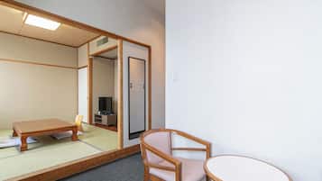 Twin Room gaya Jepun , Non Smoking | Meja, seterika/papan seterika, Wi-fi percuma, cadar katil