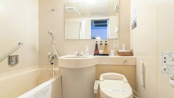 Kombination af bruser/badekar, gratis toiletartikler, hårtørrer