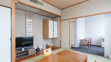 Japanese-style Twin Room, Non Smoking | Desk, iron/ironing board, free WiFi, bed sheets