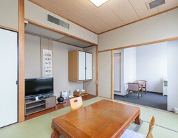 Escritorio, tabla de planchar con plancha, wifi gratis y ropa de cama 