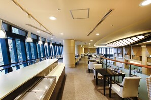 供應早餐和午餐