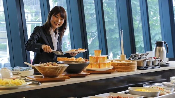 Un buffet proposant une variété de plats et d’ustensiles.