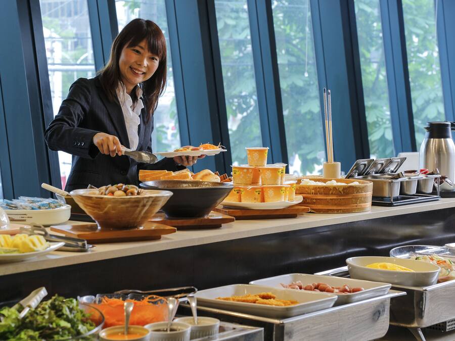 Daily buffet breakfast (JPY 900 per person)