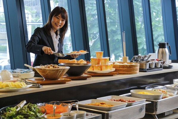 Petit déjeuner buffet (900 JPY par personne)
