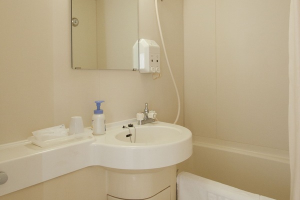Combined shower/tub, slippers, electronic bidet, towels