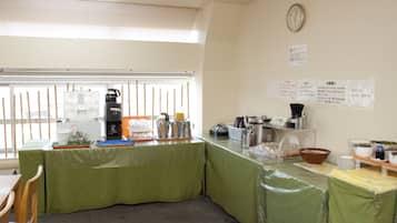 Daily buffet breakfast (JPY 600 per person)