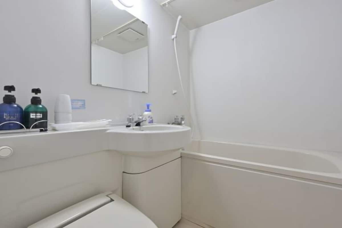 Ensemble douche/baignoire, chaussons, toilettes avec bidet électronique