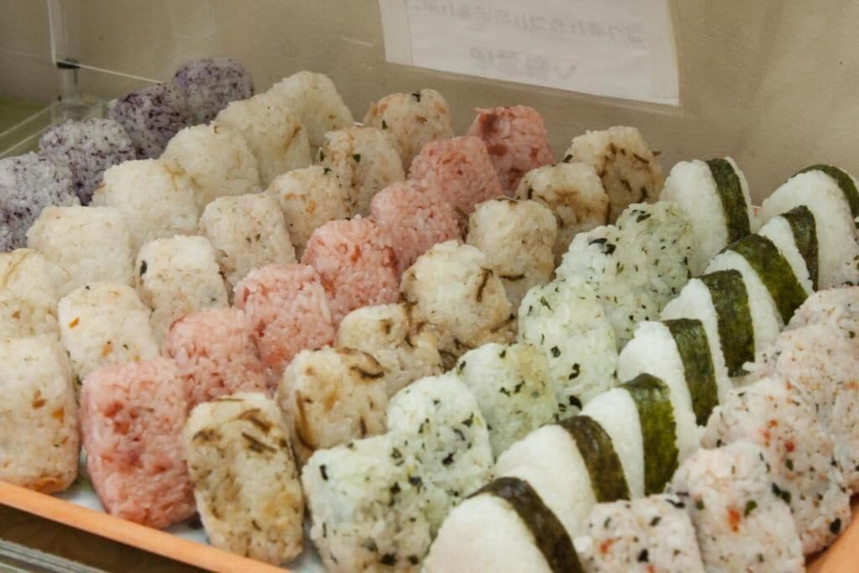 Una presentación de diversos rollos de sushi en un restaurante.