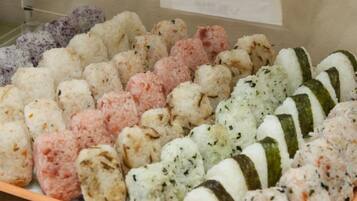 Una presentación de diversos rollos de sushi en un restaurante.