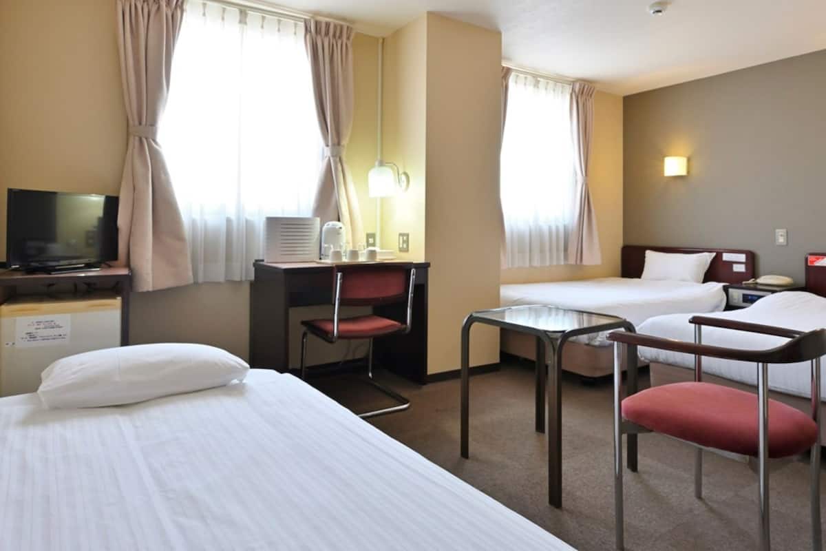 Een bureau, gratis wifi, beddengoed