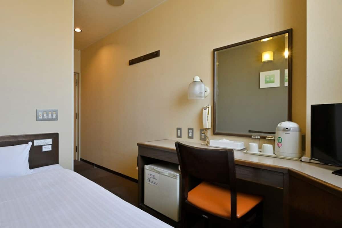 Een bureau, gratis wifi, beddengoed