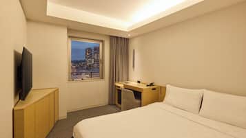 Escritorio, sistema de insonorización y tabla de planchar con plancha