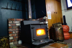 Fireplace - Big Tree Lodge Methven - Hostel (Methven)