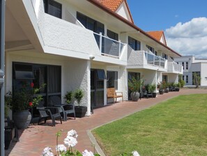 Exterior - Harbour View Motel on Ahuriri Beach in Napier NZ with sea view suites (Napier)