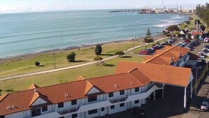 Un hotel frente al mar con estacionamiento, acceso a la playa y vistas al océano.