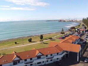 Aerial view - Harbour View Motel on Ahuriri Beach in Napier NZ with sea view suites (Napier)