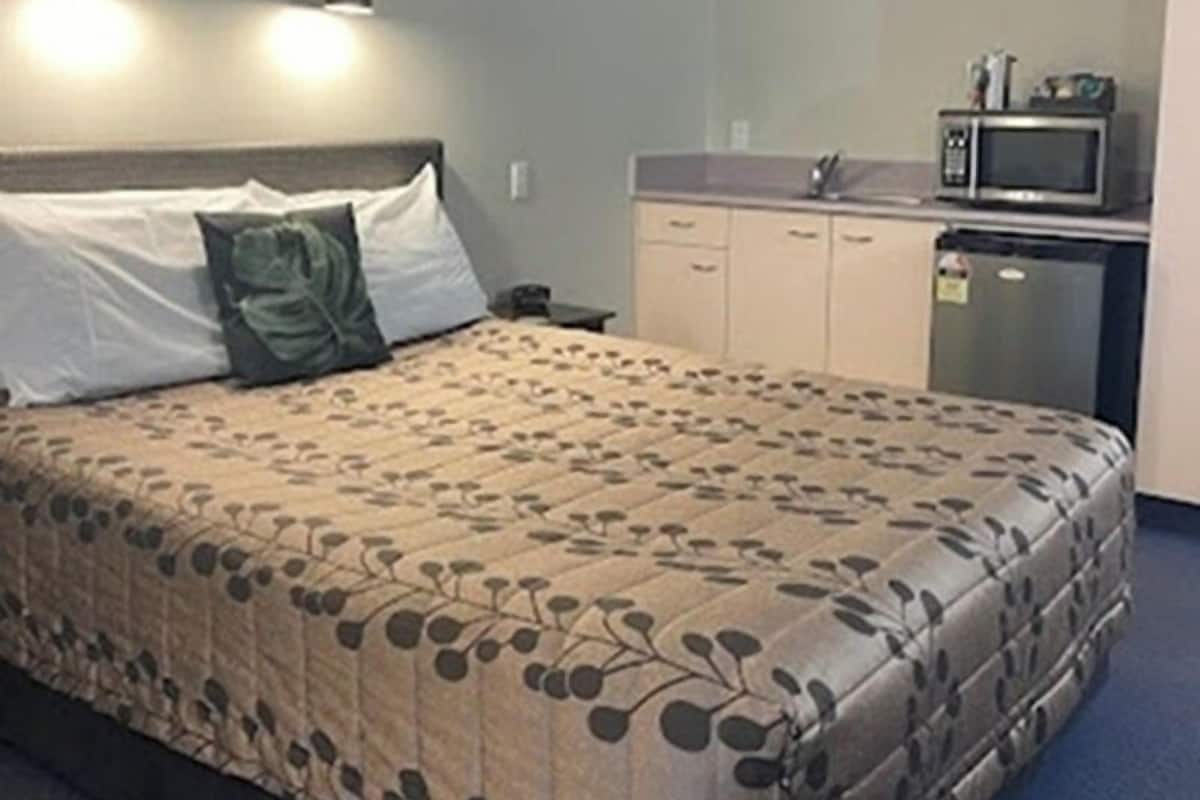 Studio with No View | Laptop workspace, iron/ironing board, WiFi (free), bed sheets