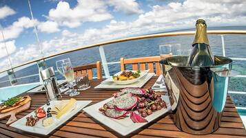 Cots/infant beds, bed sheets