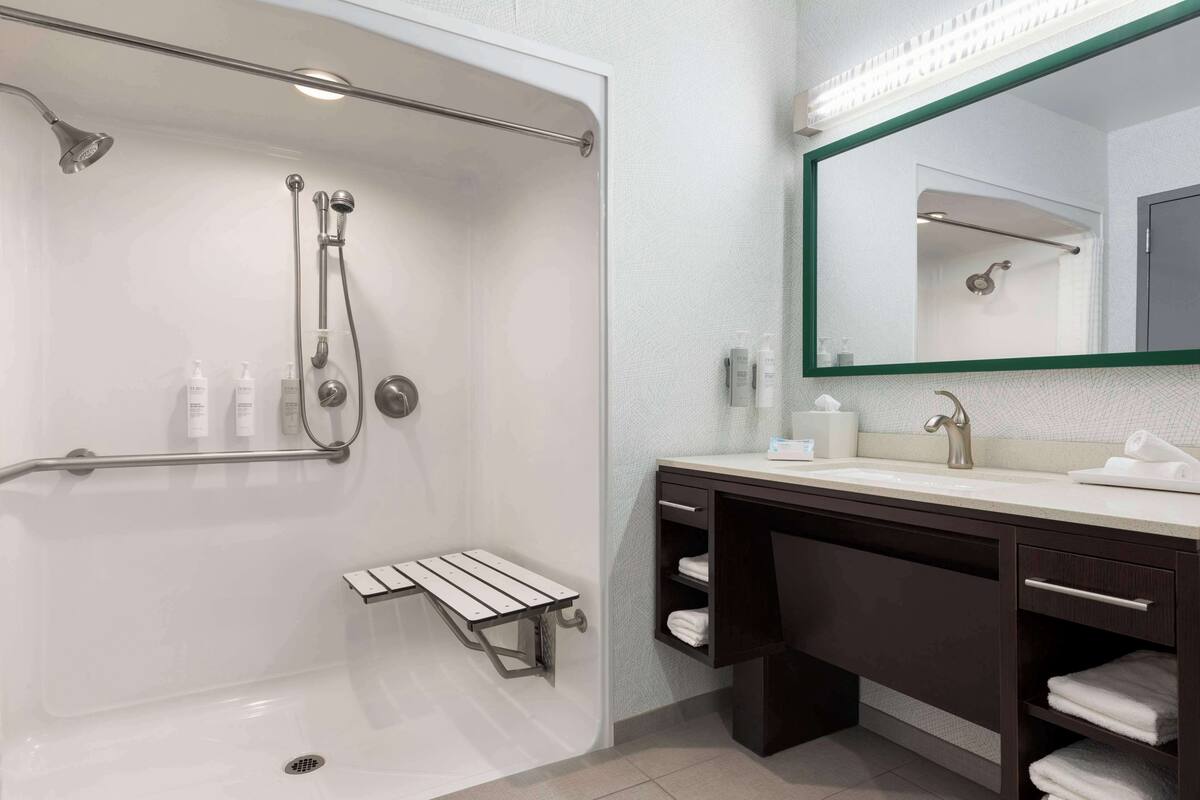 Suite, Accessible, Non Smoking | Bathroom shower