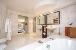 Suite Executive, 1 letto king, vista cortile | Bagno | Set di cortesia gratuito, asciugacapelli, asciugamani