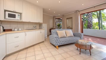 Family Cottage, 2 Bedrooms, Garden View | Private kitchenette