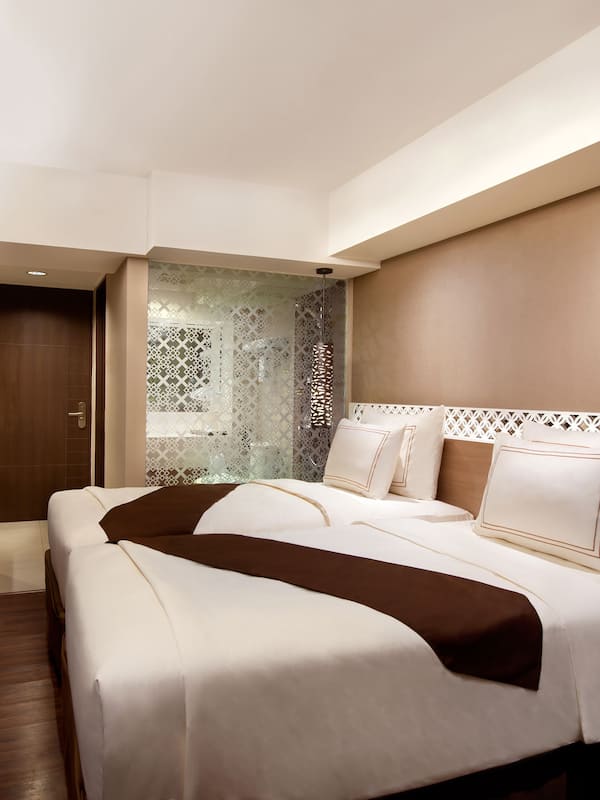 Superior Room, 1 Queen Bed, Non Smoking | Premium bedding, minibar, in-room safe, desk