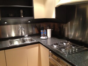 Full-size fridge, microwave, dishwasher, cookware/dishes/utensils - Morgan Lodge Serviced Apartments (London)
