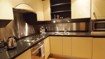 Full-sized fridge, microwave, dishwasher, cookware/dishes/utensils