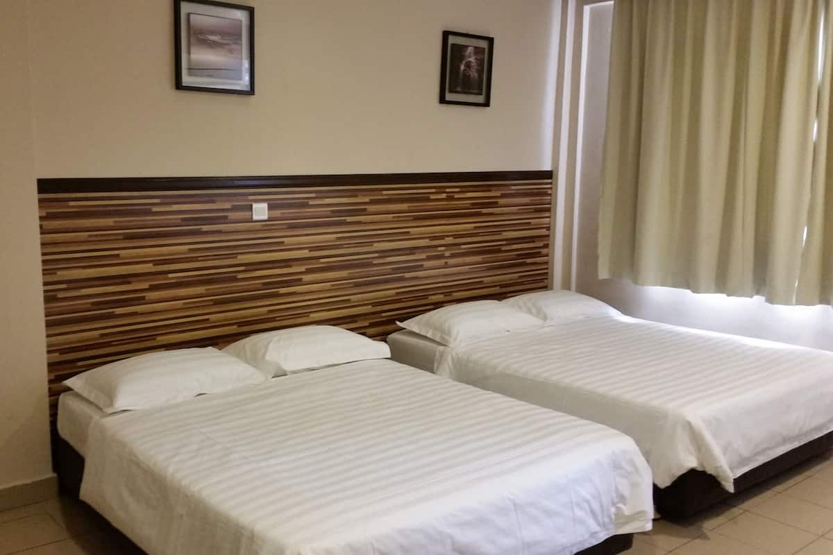 Family Room | Desk, free WiFi