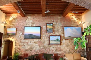 Se sirven comidas, cenas y cocina local con mesas al aire libre