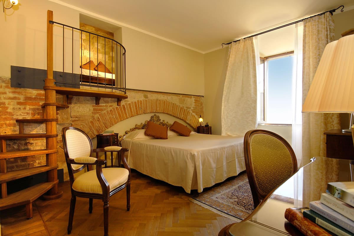 Premium bedding, down duvets, minibar, in-room safe